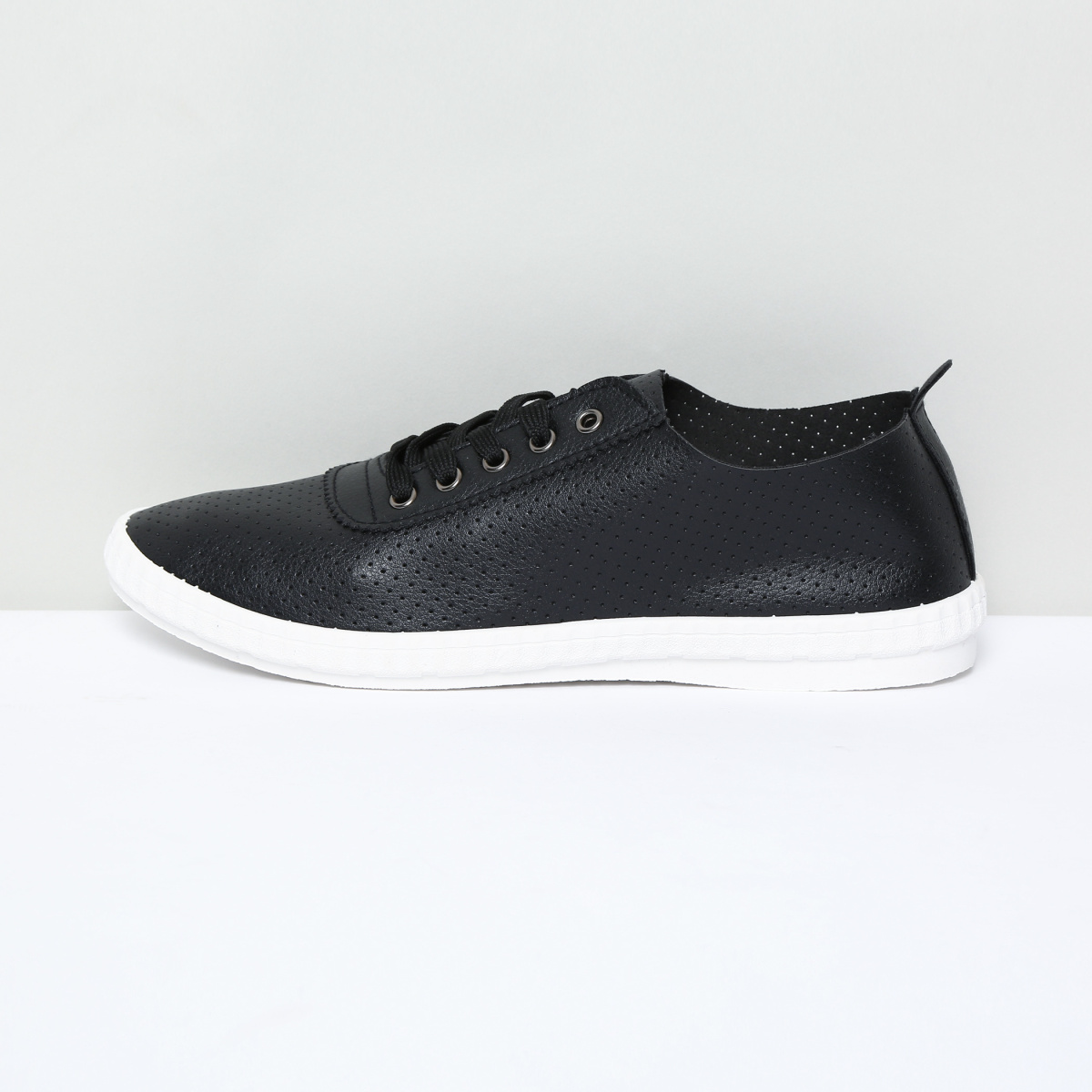 MAX Perforated Low-Top Casual Shoes