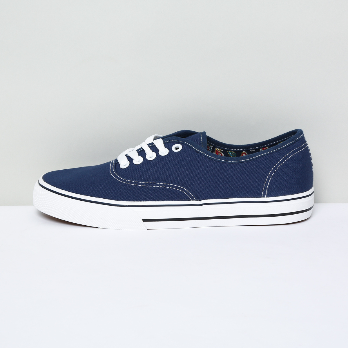 MAX Solid Low-Top Casual Shoes